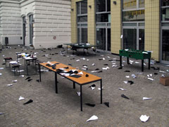 Papierflieger-Aktion als temporäres Denkmal für Johann Trollmann, Abschlusspräsentation, Foto: Holger Friese