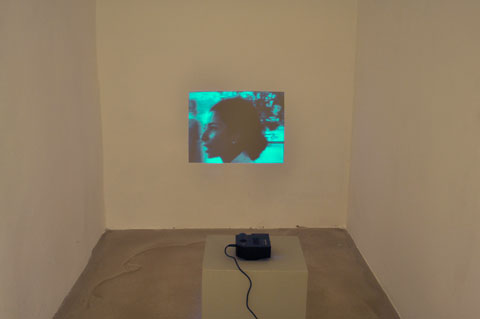  ES contemporary art gallery, Meran, Auch das Paradies wirft Schatten, Detail Der Strumpf Projektor mit integriertem Player, Video mpeg4 , Film- und Audioloop, 0:03:00 Minuten